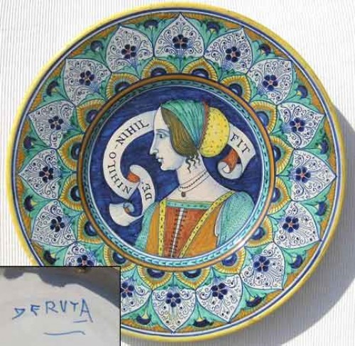 Immagine di Piatto decorativo in ceramica profondo cavetto e tesa larga. Periodo metà ‘900.