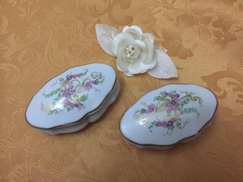 Immagine Coppia di scatoline con coperchio in porcellana decorate a mano ,marchiate Limoges , anni ‘70.