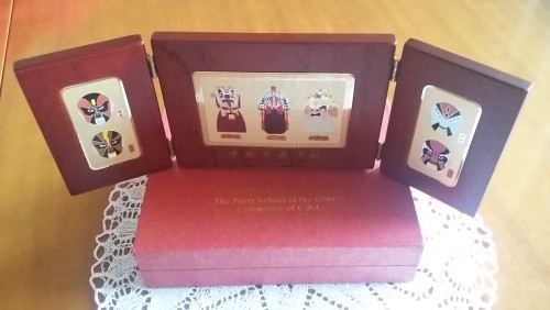 Immagine cofanetto in legno con le raffigurazioni delle maschere tradizionali cinesi