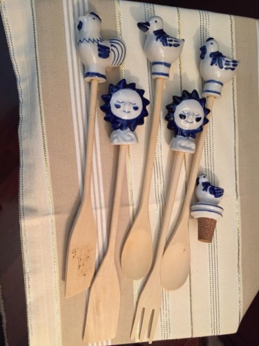 Immagine di cucchiai in legno con decoro in ceramica bianca e blu