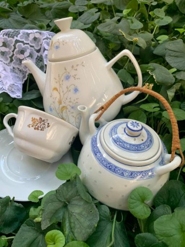 Immagine di -Teiera grande con fiorellini azzurri bavarese -Teiera con manico di bambù Made in China -tazza da latte vintage S.C.Richard -piattino schirding