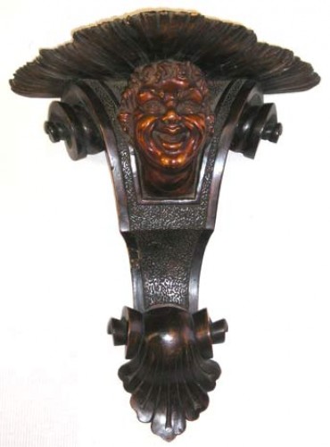 Immagine di Mensola in noce massello, scolpita a mano. Periodo primi ‘900. Misura cm 39 x 34.