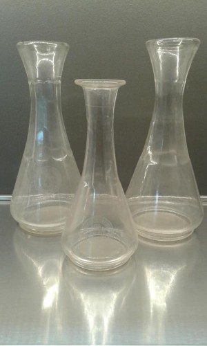 Immagine Vecchie bottiglie acqua e vino