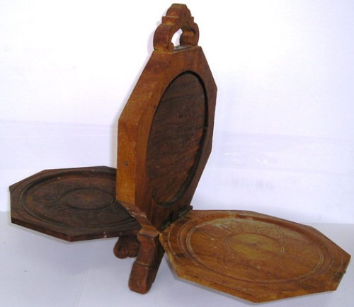Immagine di Portariviste in legno di noce, lavorato a mano. Misura cm 47 x 36.