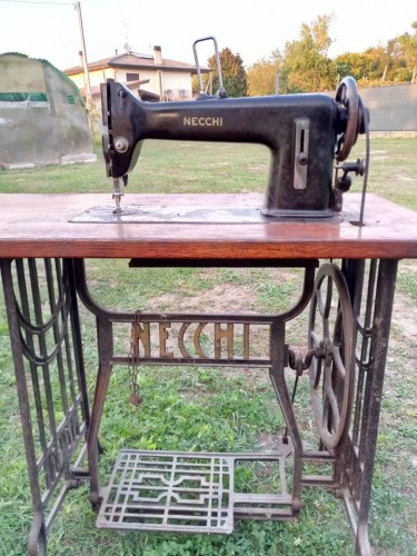 Immagine di macchina da sartoria artigianale