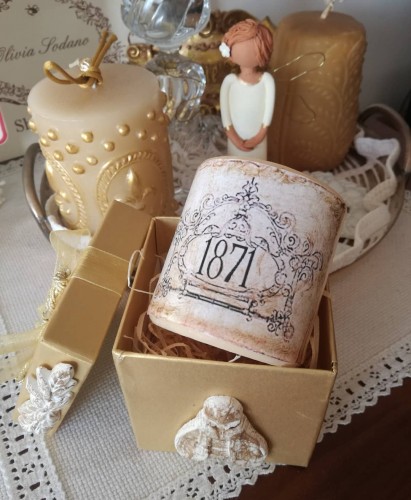 Immagine IDEA REGALO.Candela anticata presentata in scatola decorata con fregi