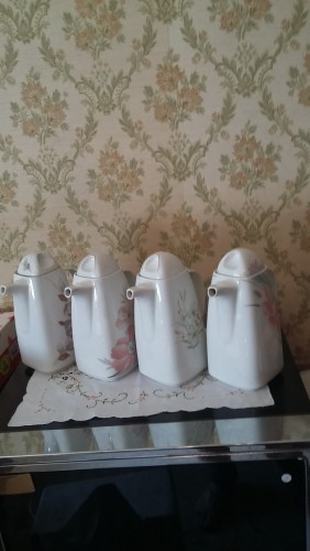 Immagine di belle teiere stilizzate,anni 80 dai diversi decori