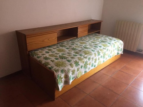 Immagine divano con due letti e mobile di appoggio con cassettiera e ripiani,reti e materassI