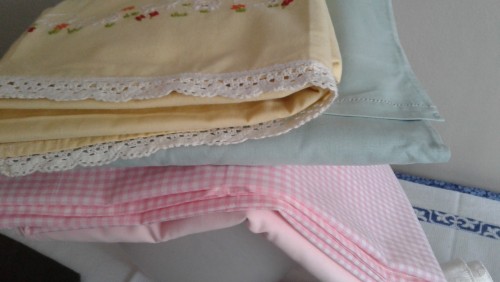 Immagine completi da lettino o letto ragazza/o