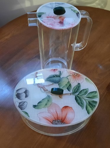 Immagine di Caraffa con biscottiera abbinata con motivi floreali