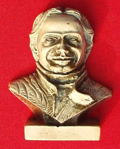 Immagine di GILLES VILLEUVE, scultura di Moggi, in polvere mista di marmo, alta cm. 21 periodo 1970