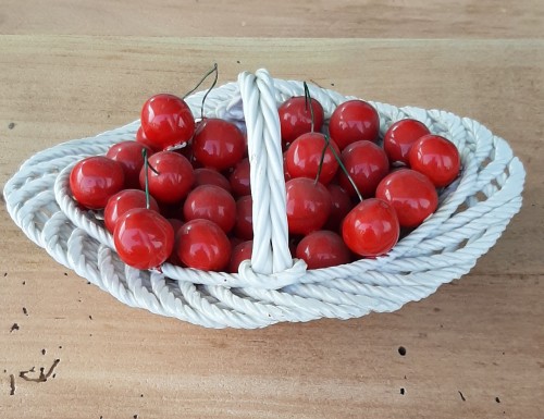 Immagine di Cestino in filo di ceramica con ciliegie