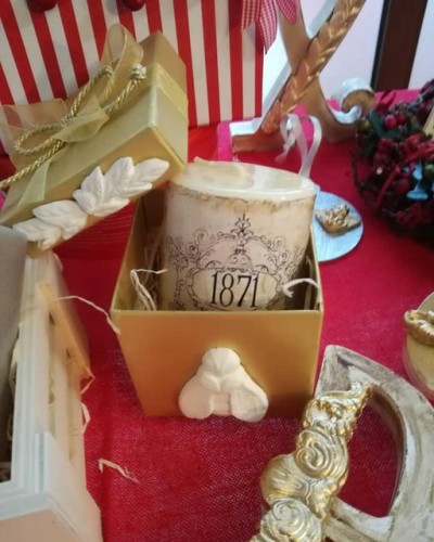 Immagine di Candela decorata con trasferimento d'immagine in scatola decorata con fregi.