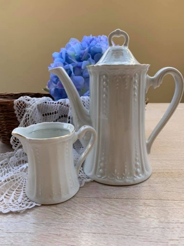 Immagine di caffettiera e lattiera