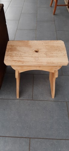 Immagine di Vecchio sgabello di legno