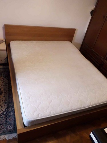 Immagine letto matrimoniale in legno con materasso e rete a doghe Eminflex