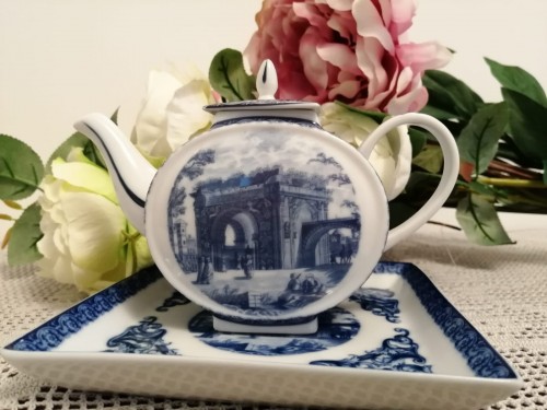 Immagine di Bellissima teiera con piattino ispirata al design delle Sadler