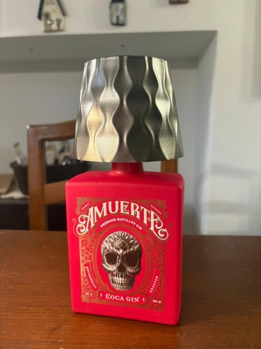 Immagine di Lampada realizzata con amuerte coca gin