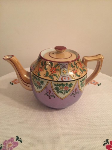 Immagine di teiera in porcellana giapponese anni 50 dipinta e decorata a mano con colori perlacei