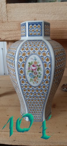 Immagine di vaso con decori floreali