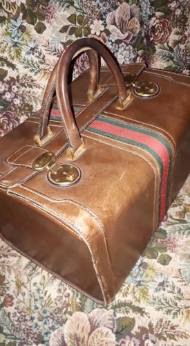 Immagine di beauty in pelle con chiavetta vissuto
