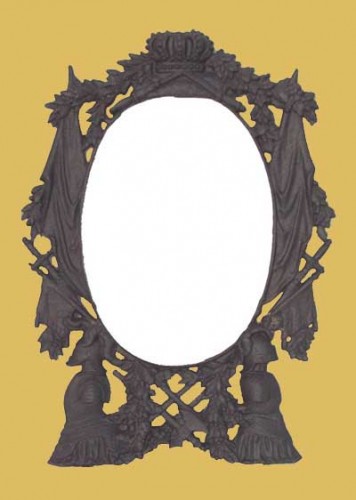 Immagine di Cornice Vittoriana in rame argentato e ghisa, decorata con drappeggi, bandiere e spade.