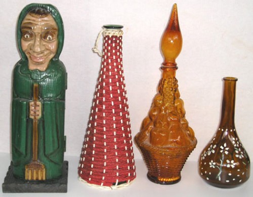 Immagine di Bottiglie da collezione e un portabottiglie.