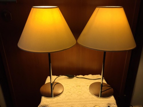 Immagine di coppia di lampade da tavolo-comodino in metallo cromato,design KNOWHOW