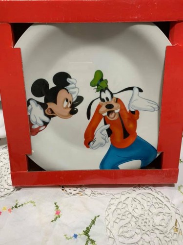 Immagine piatto in porcellana bianca raffigurante Pippo e Topolino