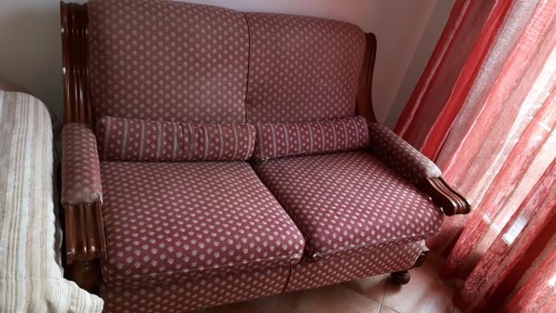 Immagine di divanetto usato con struttura in legno colore rosso bordò comodo