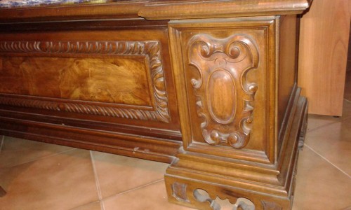 Immagine di cassapanca intagliata e intarsiata