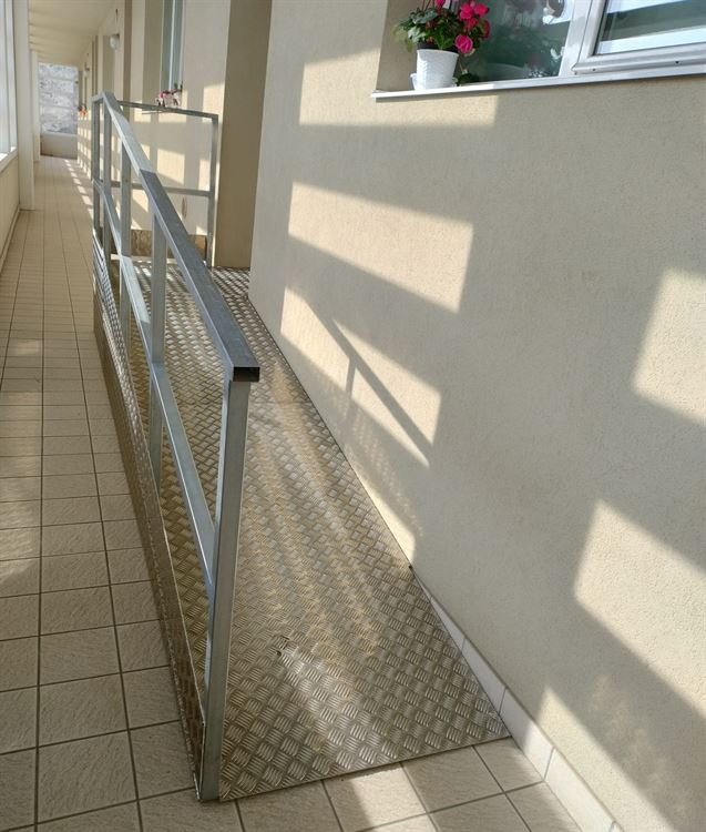 Immagine di Rampa per disabili - pedana di accesso antiscivolo