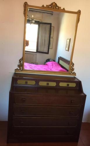 Immagine Comò in legno - anni 70 con Specchio con cornice dorata ,anni ‘60