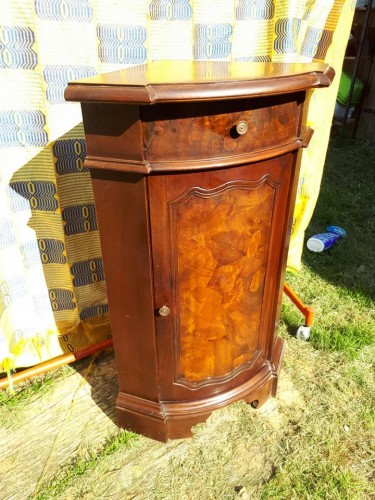 Immagine di angolare in legno stile classico