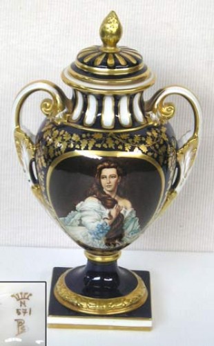 Immagine di Vaso coperto con coppia di manici sinuosi e mossi su piedistallo. ritratto di A. Batistoni. Periodo meta ‘900.