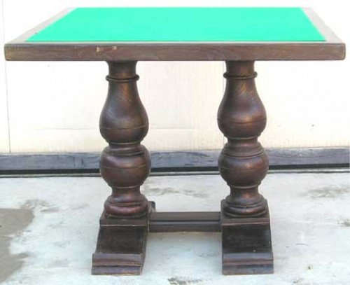 Immagine di Tavolo da gioco in noce con base in massello, piana anteriore intercambiabile con panno verde. Lavorazione artigianale Perugina, periodo fine ‘800. Misura cm 00 x 100 x 79.