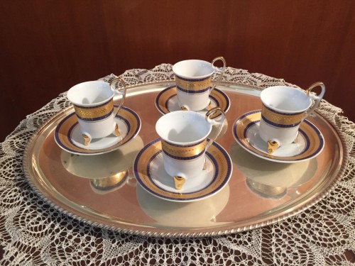 Immagine di Servizio da caffè x 4 persone in porcellana bianca con decorazioni in oro tutt’intorno alla tazzina e nel piattino,anni ‘70,perfettamente tenute