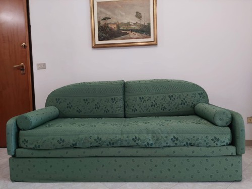Immagine di Divano letto matrimoniale con reti a doghe