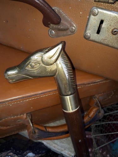 Immagine vecchio bastone con testa di cavallo in ottone