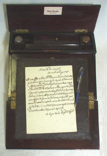Immagine di Scrittoio portatile, lavotrato a mano, del Conte Generale Avarna, con stemmi della famiglia. Periodo metà 800